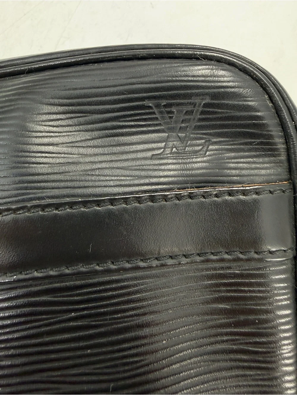 Louis Vuitton Trocadero 24 in Black EPI Leather Crossbody Bag Vintage Authentic